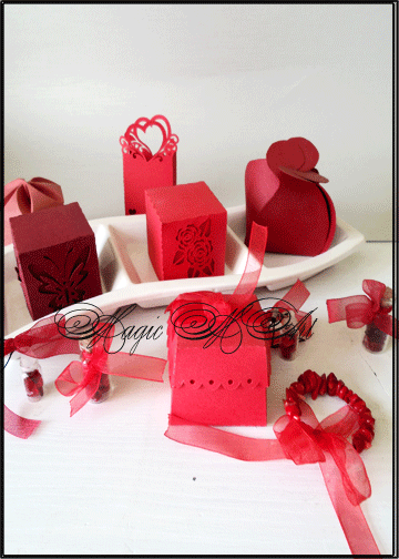 Сватбени подаръчета и украса в червено- charmybride.com