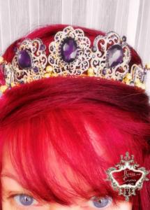 Дизайнерска корона за коса за абитуриентски бал в златно и лилаво