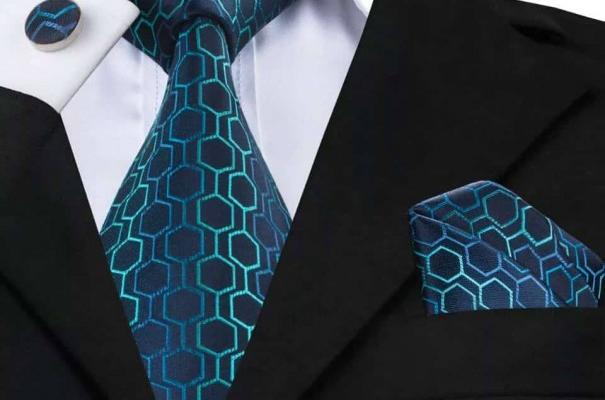 Изключително ефектен мъжки комплект вратовръзка кърпичка и ръкавели в тъмно синьо и тюркоаз
