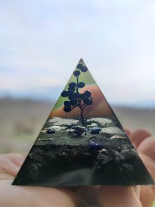 Пирамида оргонит с камъни за защита от енергийни вампири - Дървото на защитата размер XL