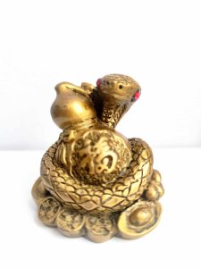 Фигурка на змия с късметлийска монета за привличане на пари и изобилие през 2025 годината на Дървената Змия размер XL